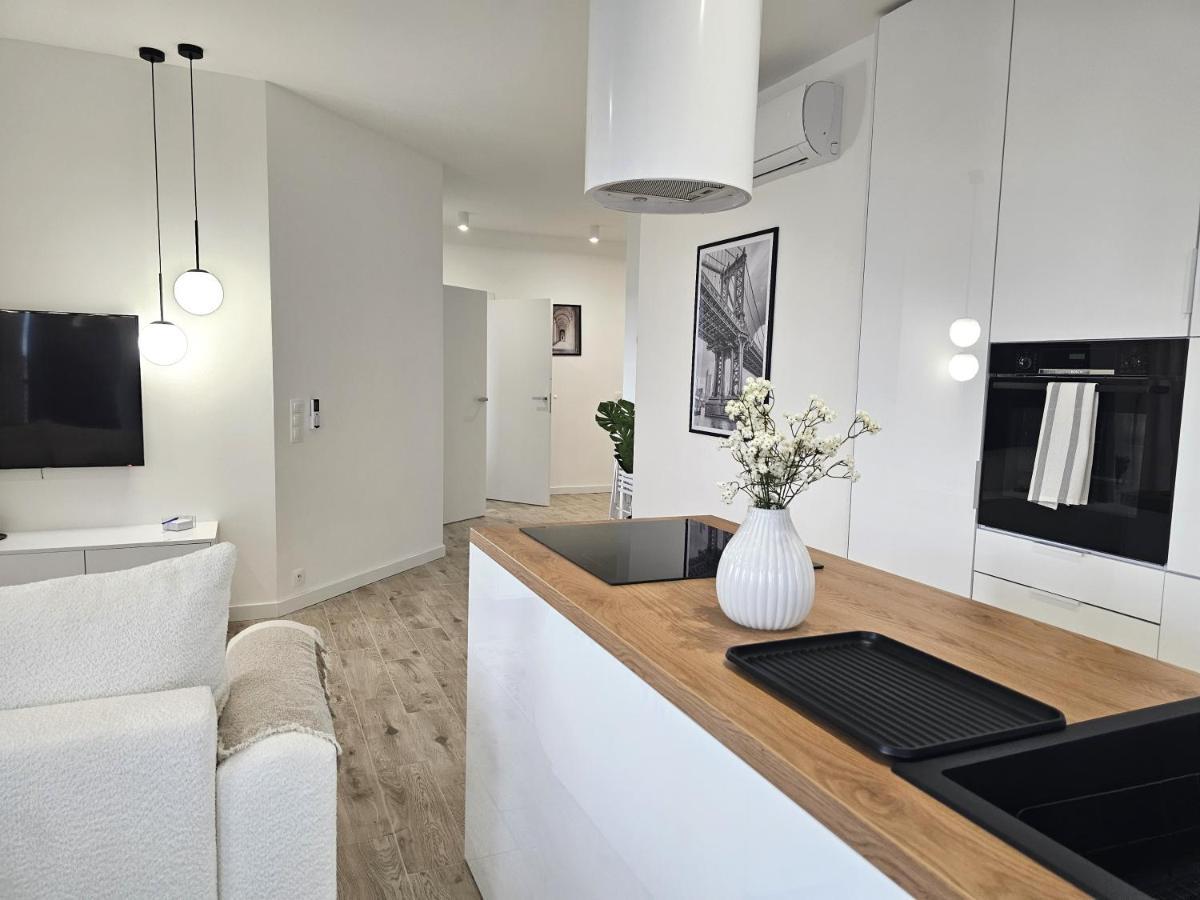 Urban Apartments: Luxury Skyline Living with Wellness Amenities Katowice Exterior photo