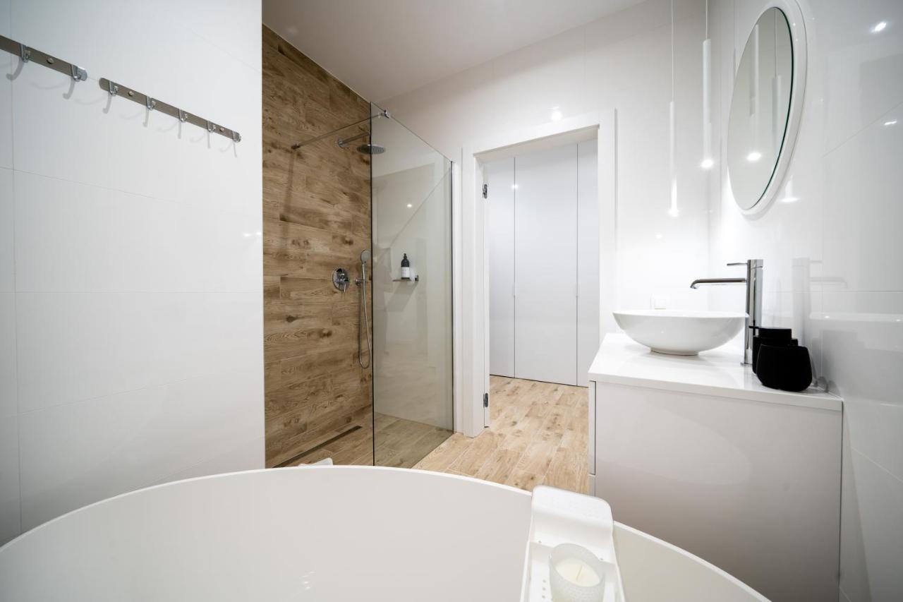 Urban Apartments: Luxury Skyline Living with Wellness Amenities Katowice Exterior photo