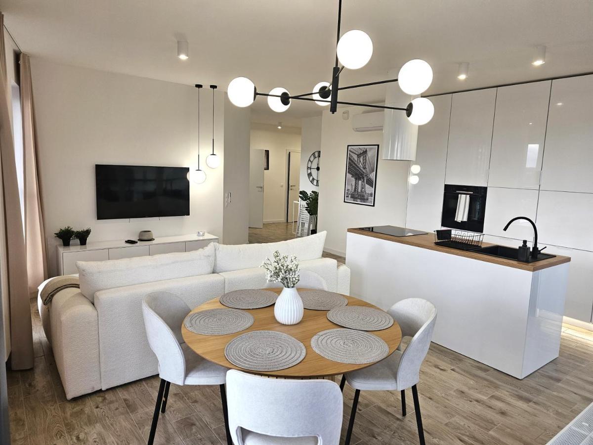 Urban Apartments: Luxury Skyline Living with Wellness Amenities Katowice Exterior photo