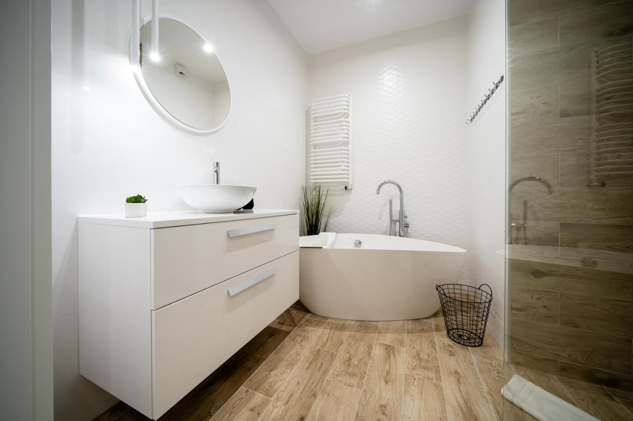 Urban Apartments: Luxury Skyline Living with Wellness Amenities Katowice Exterior photo